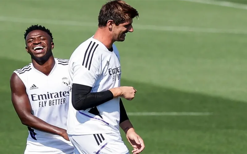 تصريح جريء من كورتوا: لسنا آلات أمام إهانات فينيسيوس ونجم البرشلونة